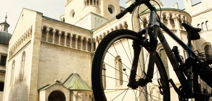 BIcicletta davanti al duomo di Trento